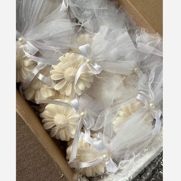 گیفت شمع گل بابونه مدل 1 ، برند MER30 CANDEL مرسی کندل